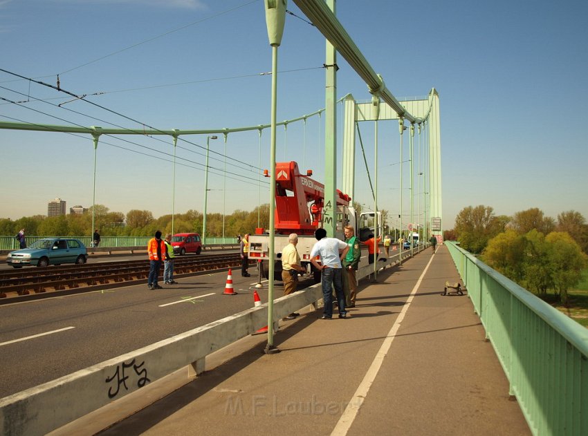 Arbeiter abgestuerzt vom PKW ueberfahren Koeln Muelheim Muelheimer Bruecke P28.JPG